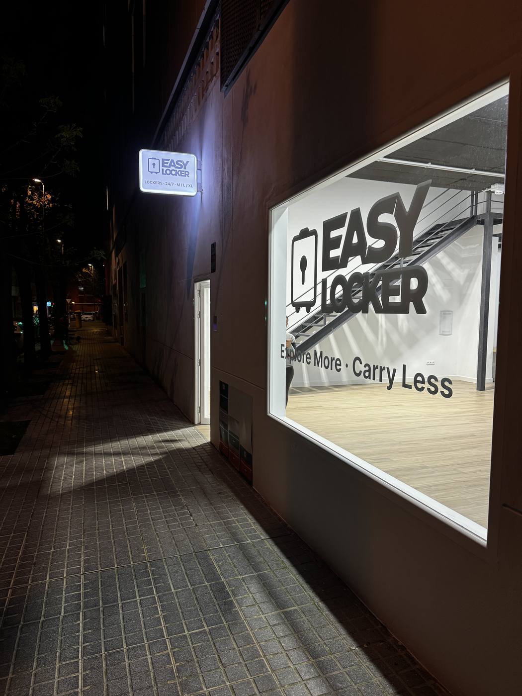 Façade d'Easy Locker illuminée la nuit, consigne 24h/24 près de la gare de Cordoue