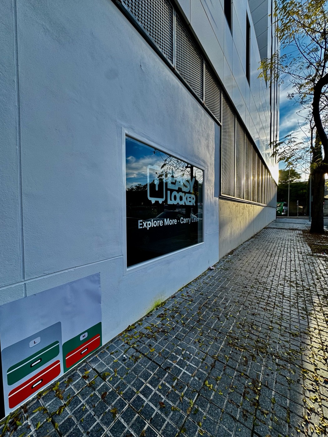 Exterior de Easy Locker, consigna de maletas en Córdoba junto a la estación de tren